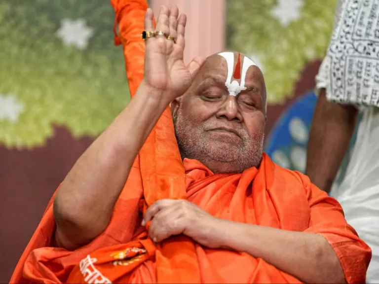 ‘राम मंदिर का एक रुपया भी चोरी नहीं हुआ’, अखिलेश के आरोपों पर जगद्गुरु रामभद्राचार्य का पलटवार