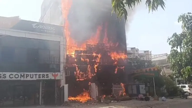 लखनऊ अग्निकांड; कोचिंग लाइब्रेरी में फंसे 15 छात्रों की मौत, जानवरों को निकाला गया सुरक्षित 