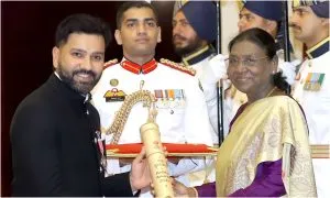 Rohit Sharma को पद्मश्री लेता देख इमोशनल हुईं पत्नी रितिका, देखें वीडियो