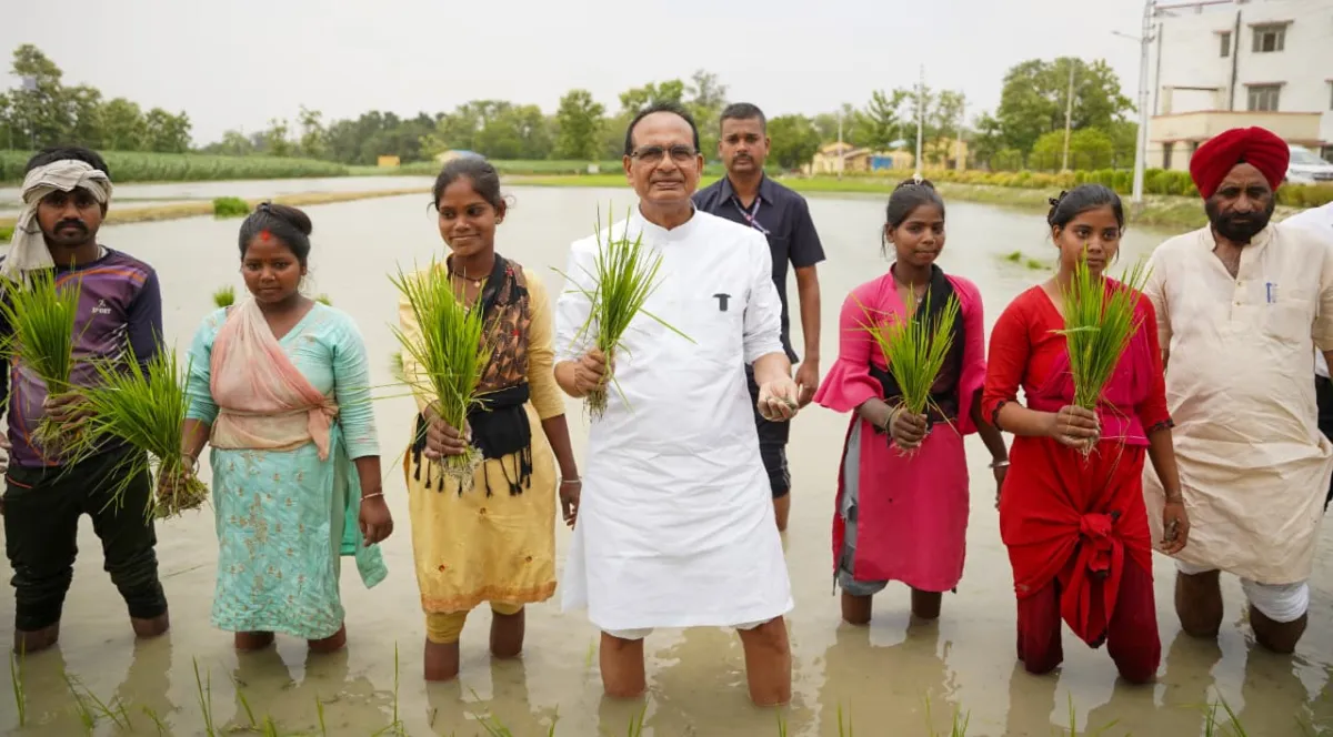 Save Farms Campaign : खेत बचाओ अभियान के तहत अयोध्या पहुंचे केंद्रीय कृषि मंत्री, सीएम योगी को सौंपा यूपी का कृषि रोडमैप