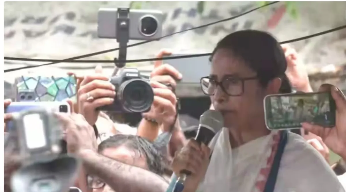 West Bengal News : कार्यकर्ताओं पर हमले को लेकर धरने पर बैठीं पूर्व CM ममता