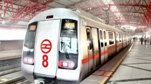 Delhi Metro : महंगा किराया, अब ऑडियो विज्ञापन भी, दिल्ली मेट्रो के फैसलों पर उठने लगे सवाल