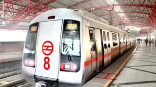 Delhi Metro : महंगा किराया, अब ऑडियो विज्ञापन भी, दिल्ली मेट्रो के फैसलों पर उठने लगे सवाल