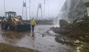 Landslide hits Mumbai Pune Expressway