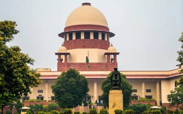SC में खुद केस लड़ रहे शख्स ने जजों के सामने हवा में उड़ाए कागज, चीफ जस्टिस को कहे अपशब्द