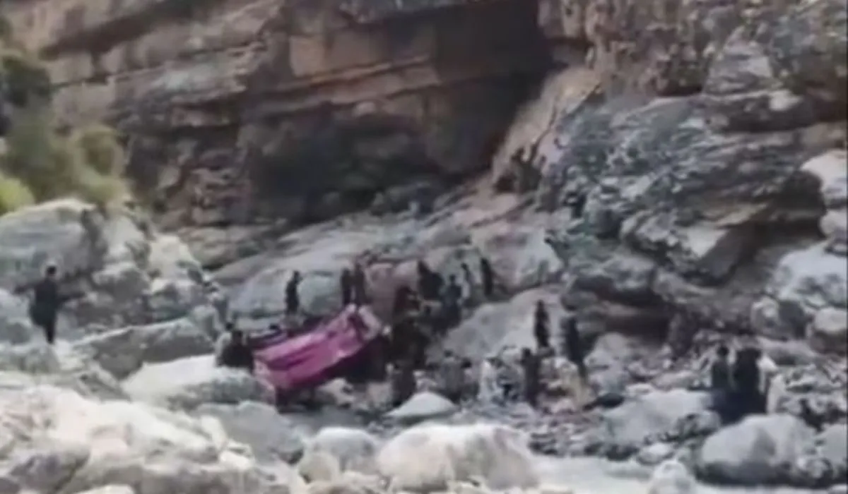 Pakistan Road Accident: पाकिस्तान में दर्दनाक हादसा, गहरी खाई में गिरी यात्री बस, 40 लोगों की मौत, कई घायल
