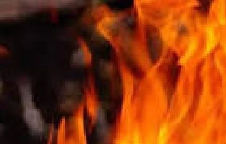 शॉर्ट सर्किट से चार मंजिला इमारत में लगी भीषण आग, दिल्ली पुलिस ने बचाई 9 लोगों की जान