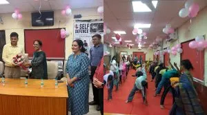 Delhi : छात्राओं और महिलाओं की आत्मरक्षा के लिए फ्री प्रशिक्षण कैंप का आयोजन