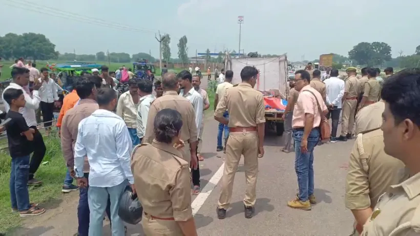 Kaushambi Truck Auto Accident