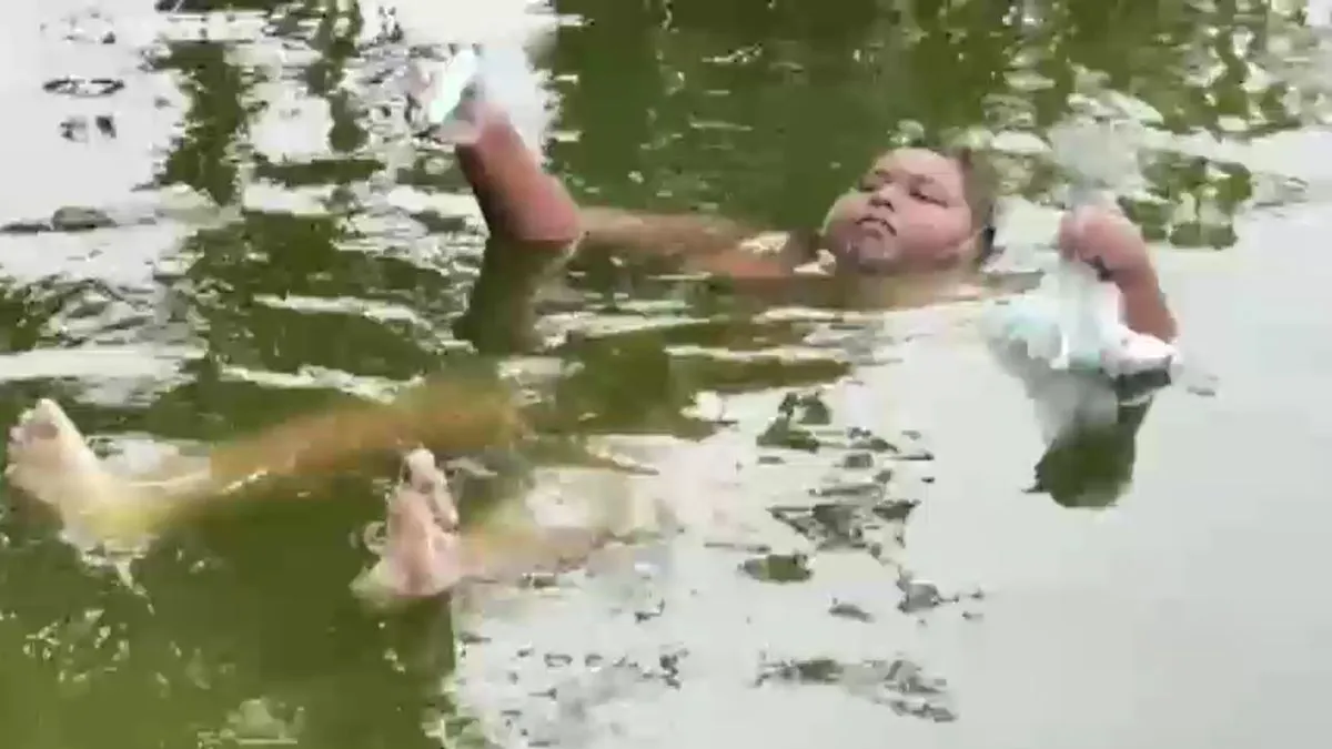 Murshidabad Boy Living in Pond