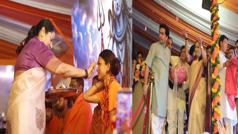CM Rekha Gupta showered flowers on Shiva devotees