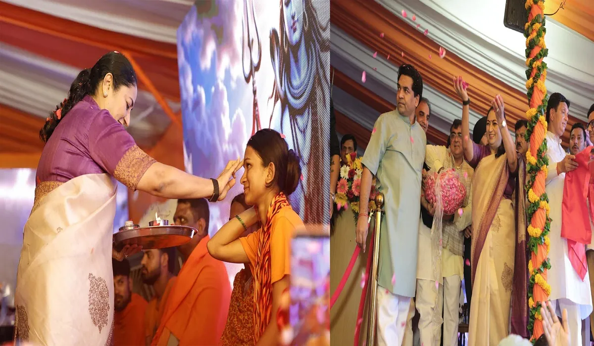 CM Rekha Gupta showered flowers on Shiva devotees