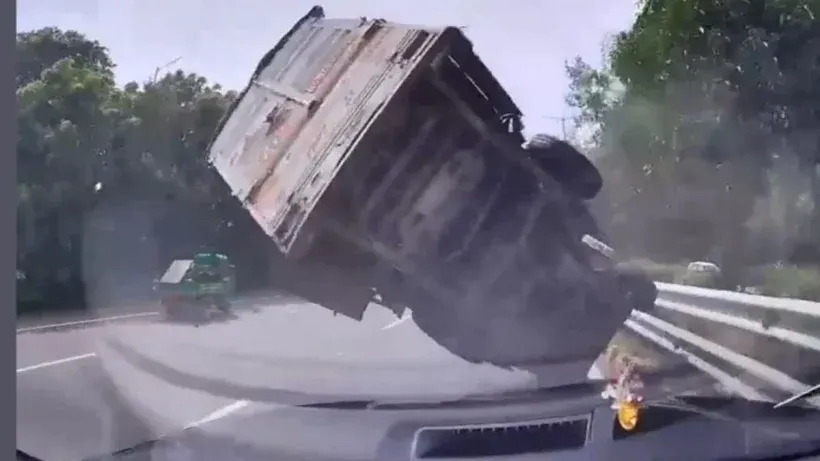 Greater Noida Expressway Safari Accident (credit social media )