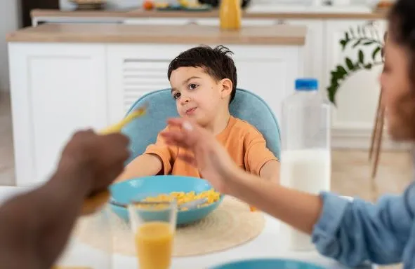 Bacho ko Khana Kaise Khilaye