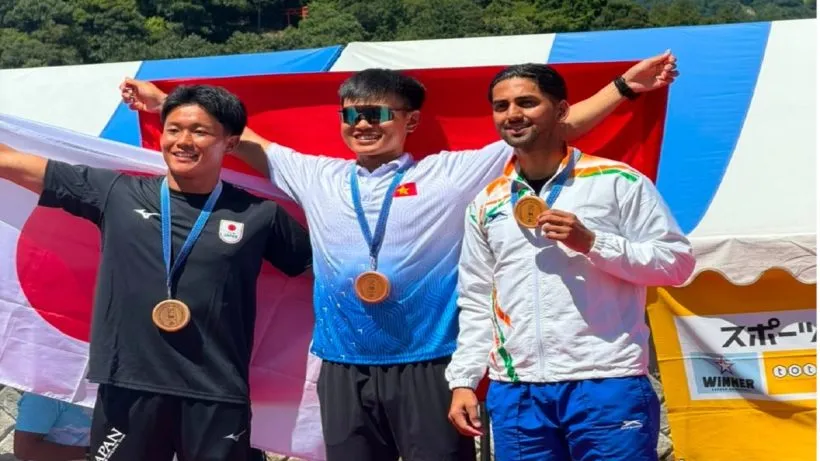 भारत के जगनबीर सिंह बाजवा अपने कोच रविंदर सिंह के साथ।