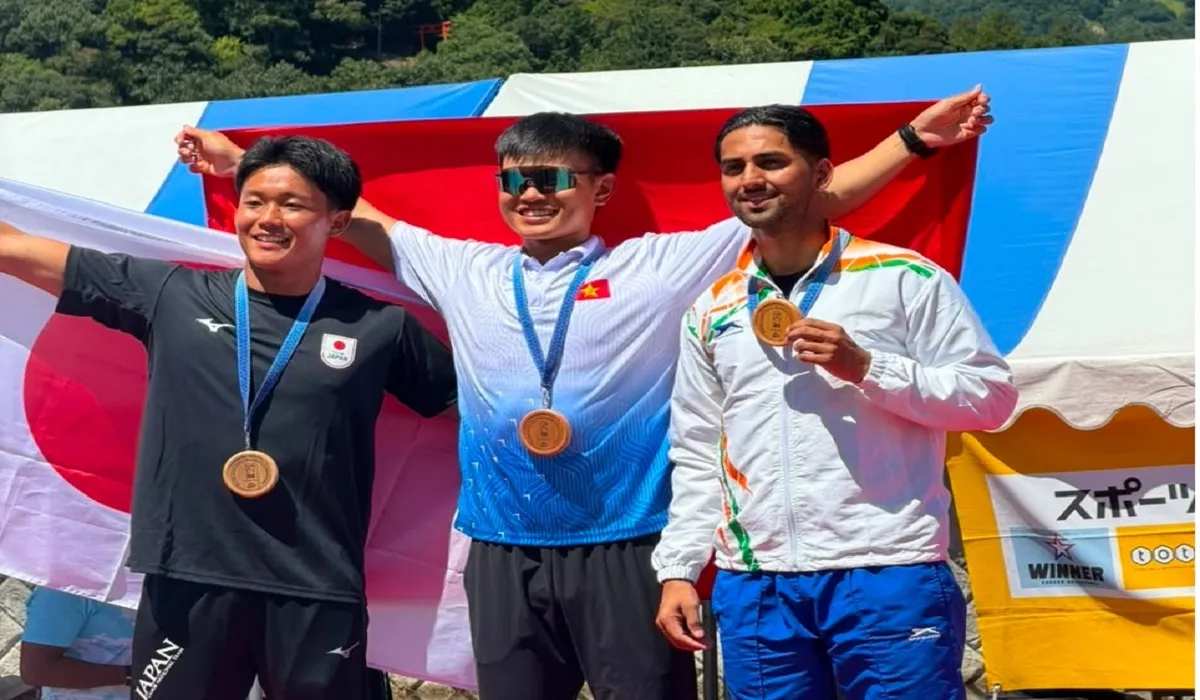 भारत के जगनबीर सिंह बाजवा अपने कोच रविंदर सिंह के साथ।
