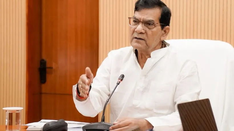 जलभराव की समस्या से निबटने के लिए बैठक करते माननीय नगर विकास मंत्री