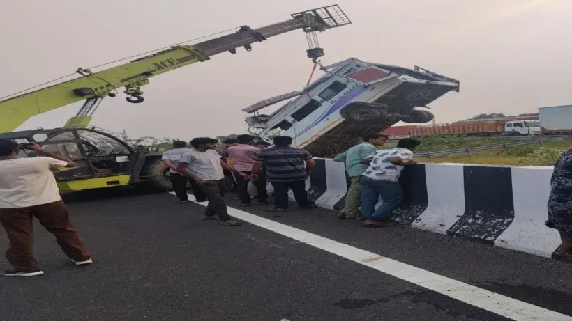 Delhi Mumbai Expressway Accident